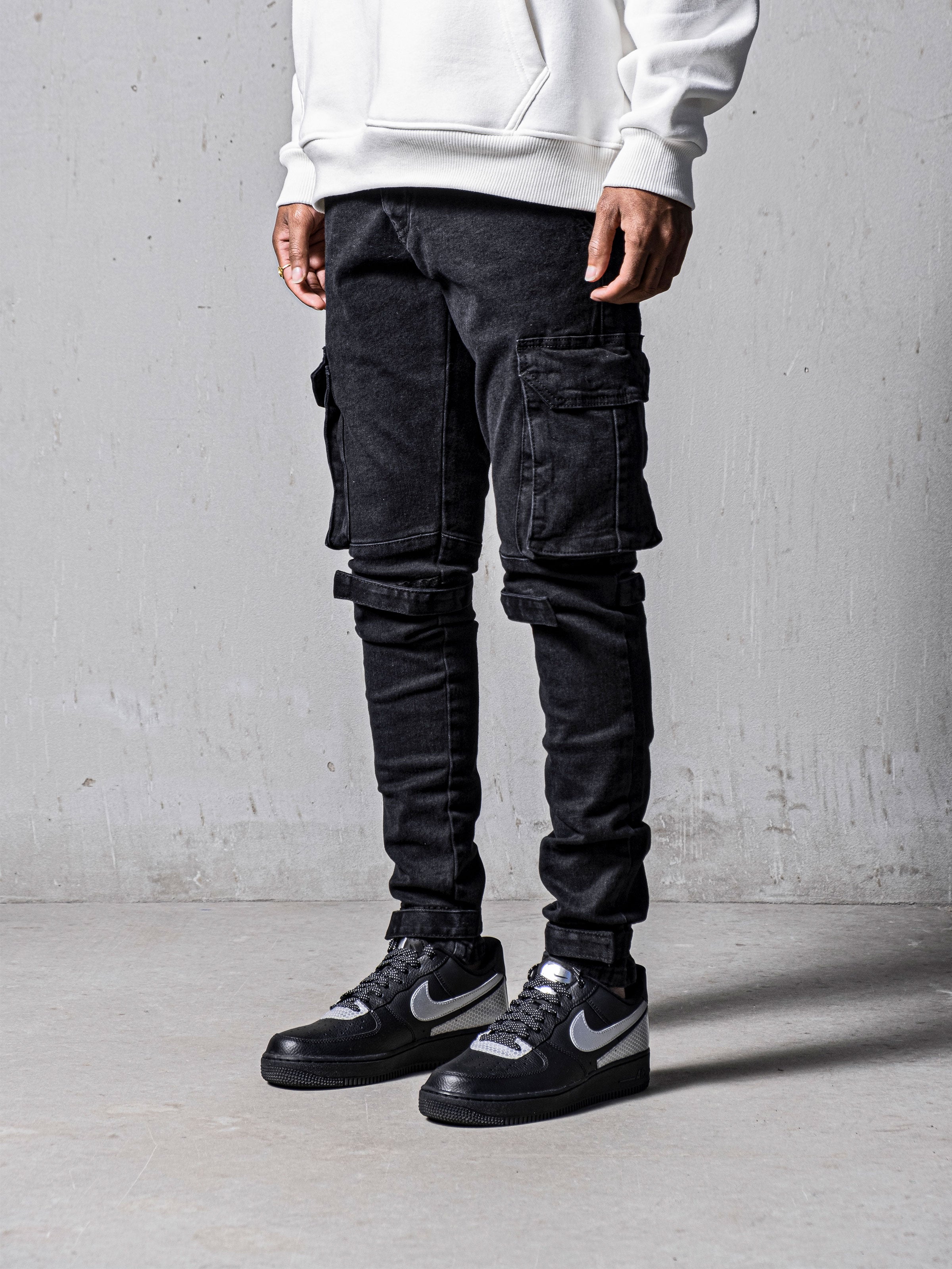 Low Rise Cotton Cargo Pant in Black | Glassons